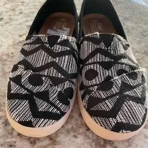 Almost new Toms size 8